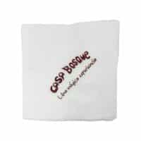 Servilleta blanca con texto "Casa Bosque: Una mágica experiencia".